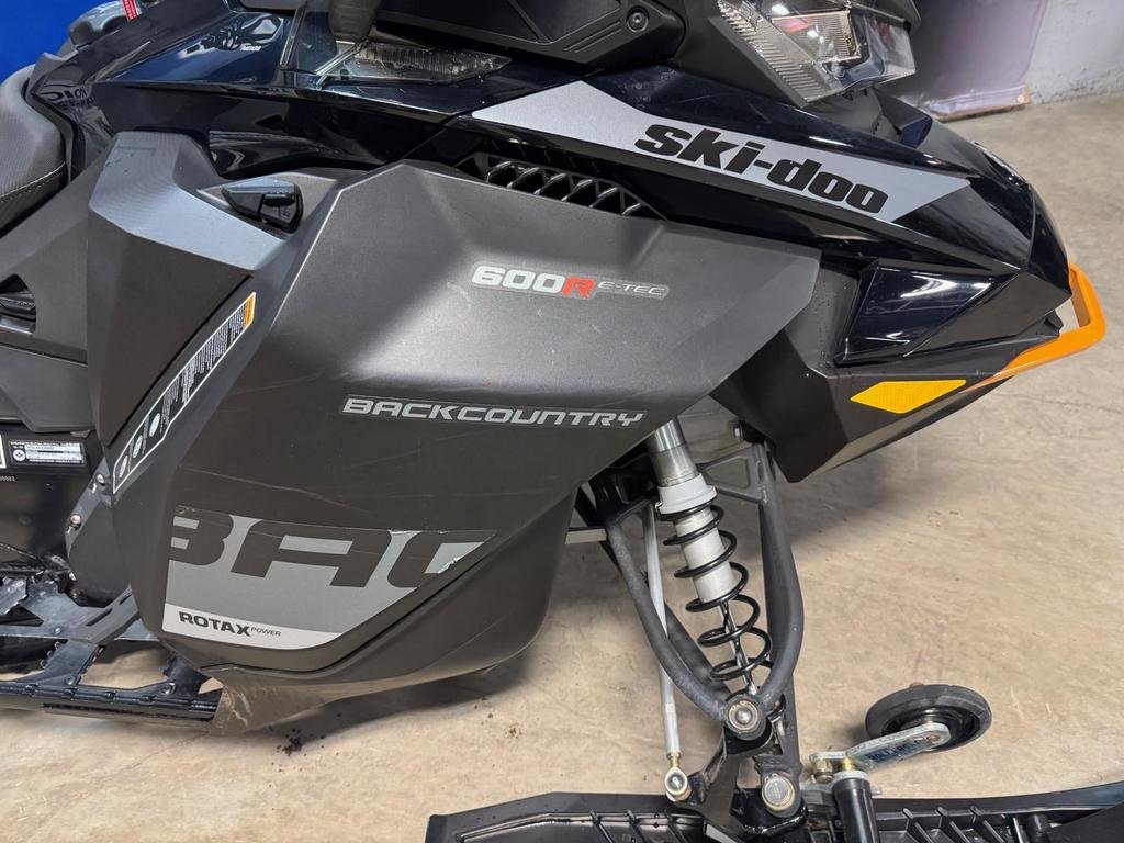 Ski-Doo RENEGADE BACKCOUNTRY 600  2019 à Charlemagne, Québec - 4 - w1024h768px