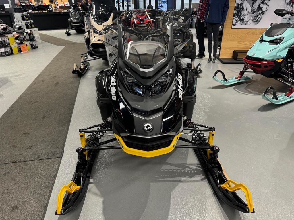 Ski-Doo Renegade Enduro 900 ACE Turbo  2024 à Charlemagne, Québec - 3 - w1024h768px