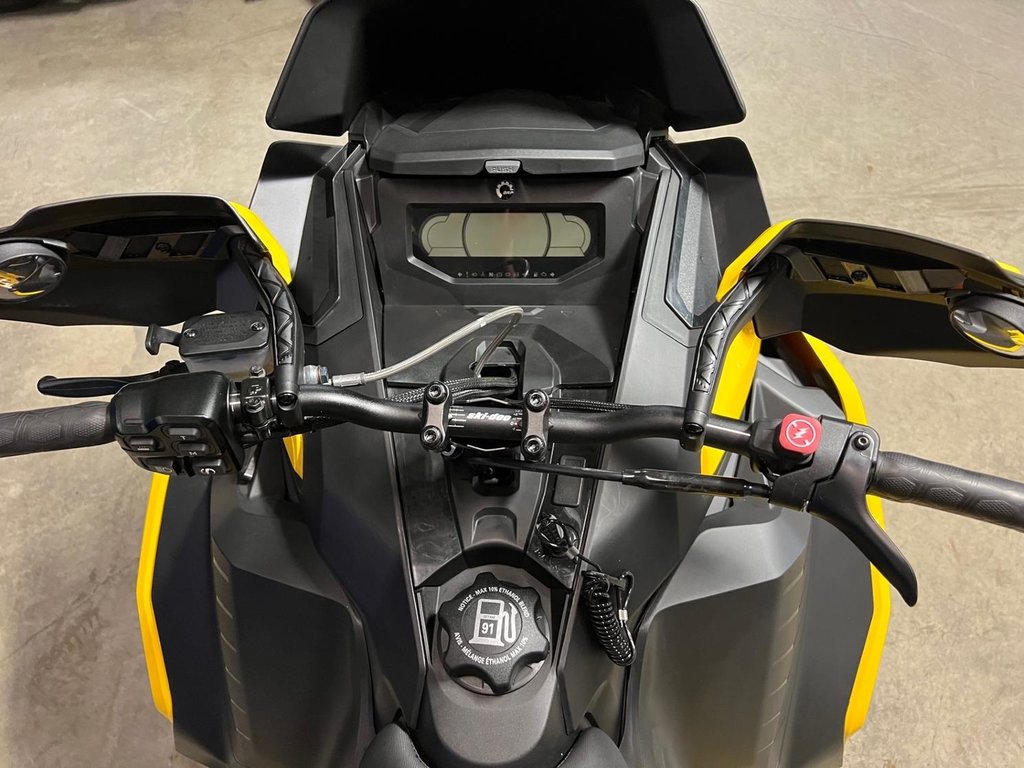 Ski-Doo Renegade X 850 E-TEC  2023 à Charlemagne, Québec - 7 - w1024h768px
