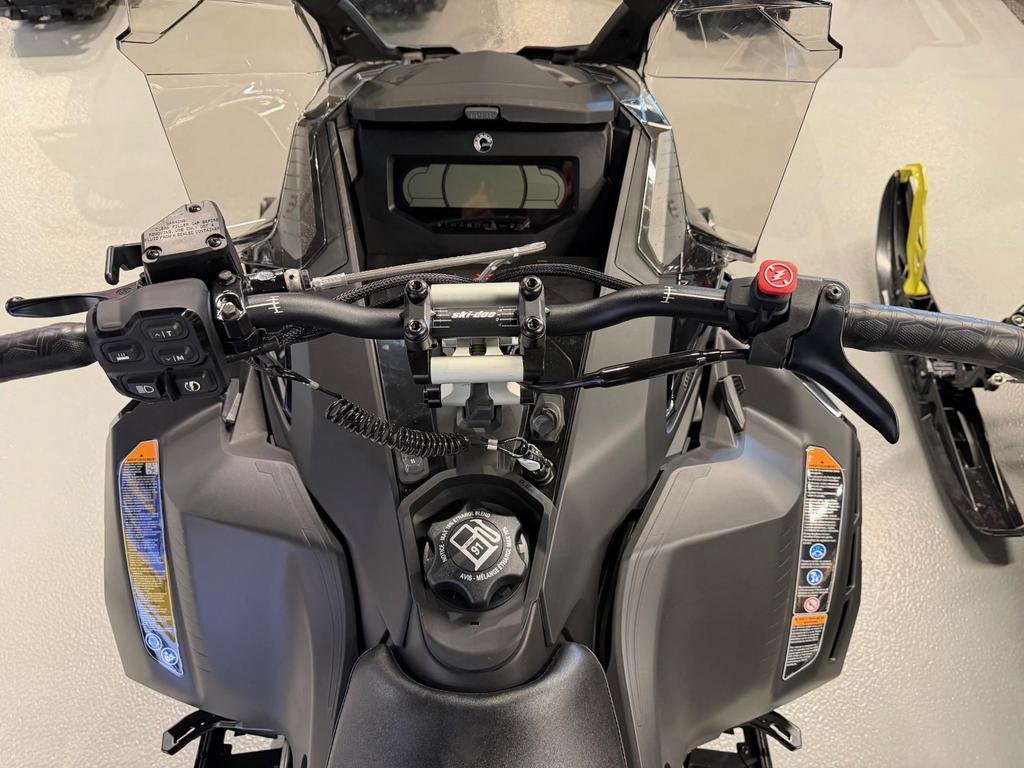 Ski-Doo RENEGADE X 900 TURBO R ICE RIPPER  2026 à Charlemagne, Québec - 5 - w1024h768px