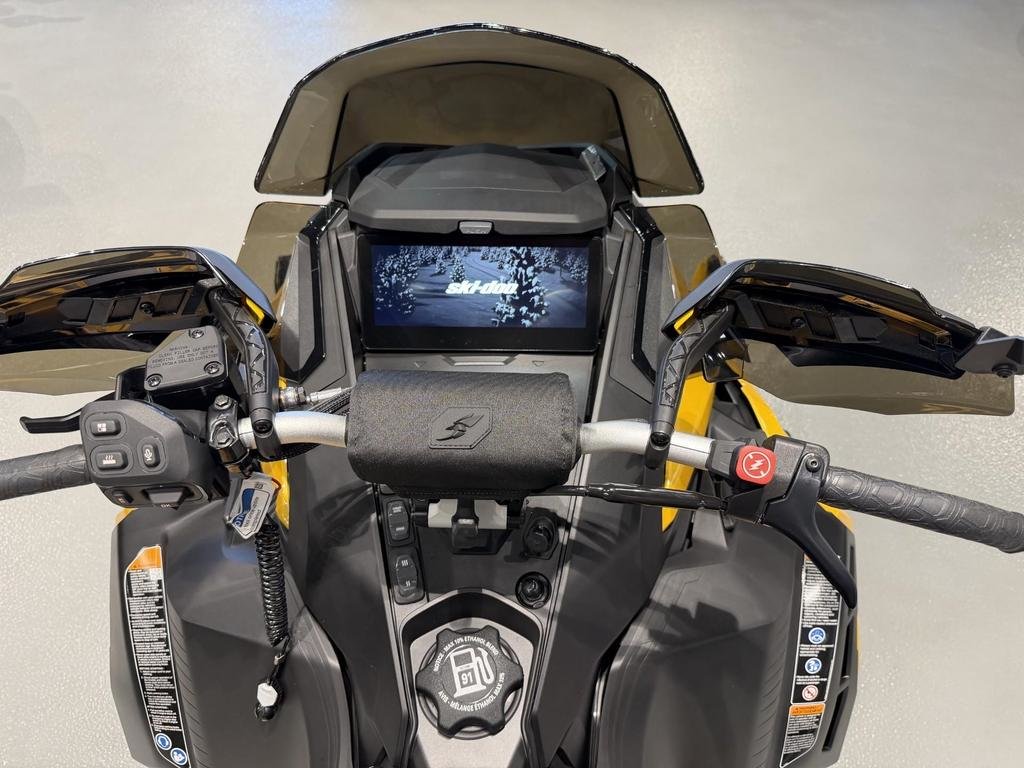 Ski-Doo RENEGADE XRS 900 TURBO R X-RS  2027 à Charlemagne, Québec - 6 - w1024h768px