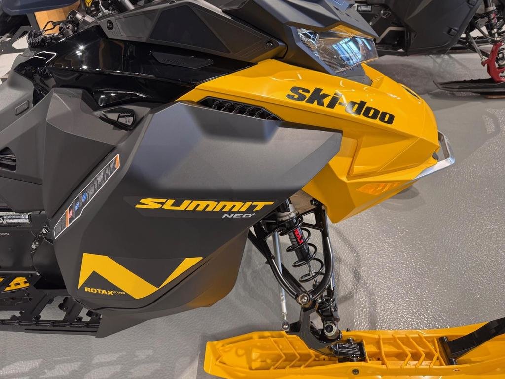 Ski-Doo SUMMIT NEO + 600 EFI 55 Plus  2024 à Charlemagne, Québec - 2 - w1024h768px