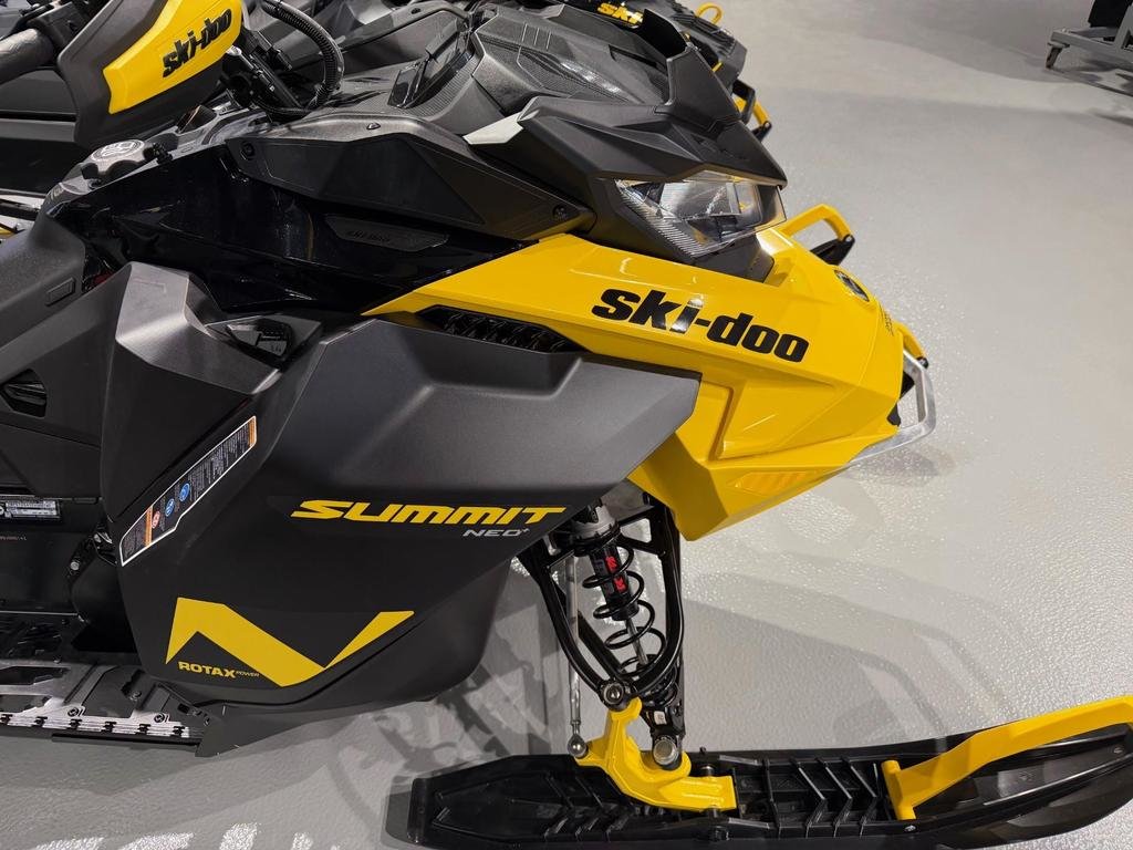 2025 Ski-Doo SUMMIT NEO+ 600 EFI 55 Plus in Charlemagne, Quebec - 2 - w1024h768px
