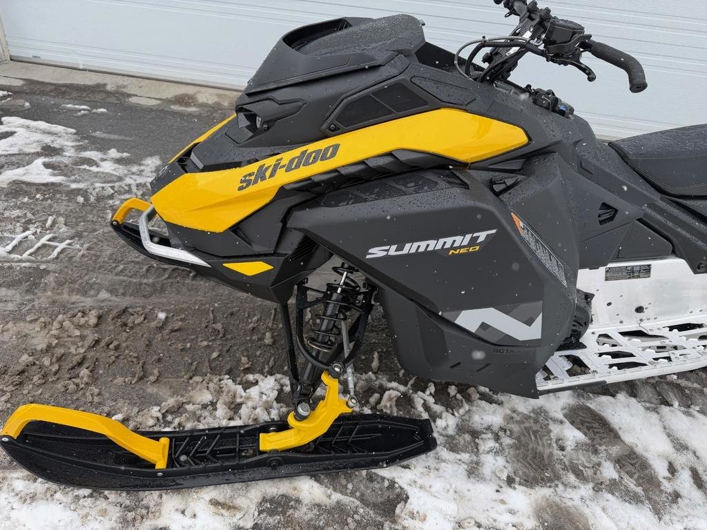 2026 Ski-Doo SUMMIT NEO + 600 EFI 85hp in Charlemagne, Quebec - 2 - w1024h768px