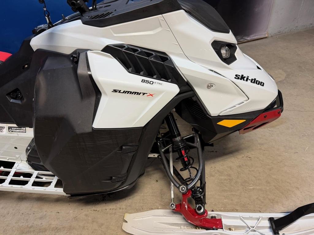 Ski-Doo SUMMIT X 850 ETEC 154 Shot  2023 à Charlemagne, Québec - 4 - w1024h768px