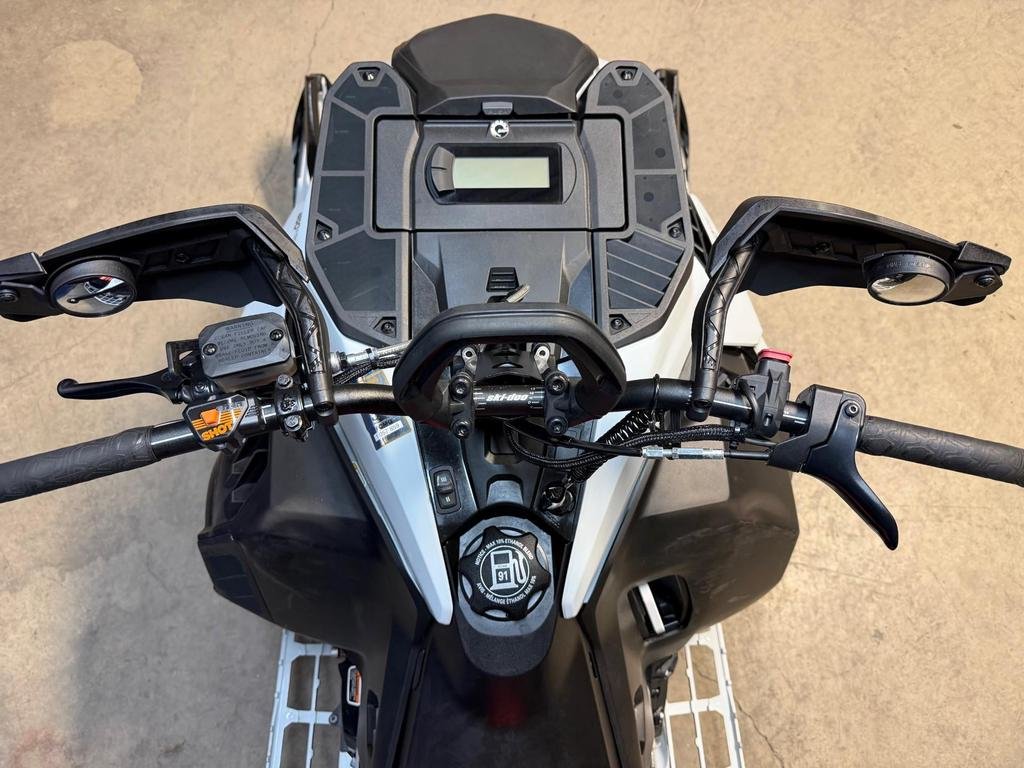 Ski-Doo SUMMIT X 850 ETEC 154 Shot  2023 à Charlemagne, Québec - 7 - w1024h768px