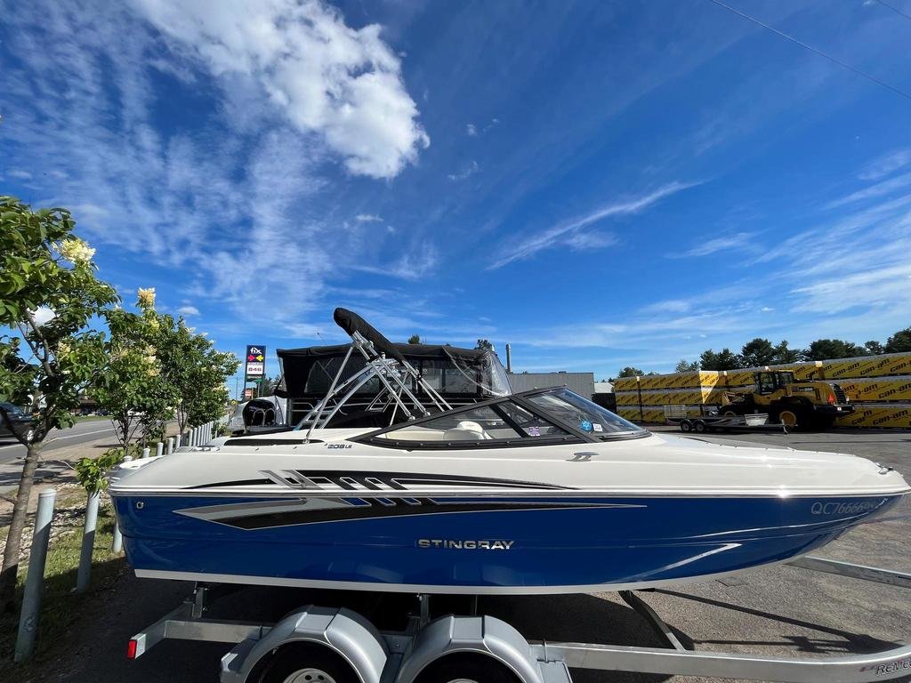 Stingray Boats STINGRAY 208LR (18 heures)  2020 à Charlemagne, Québec - 2 - w1024h768px