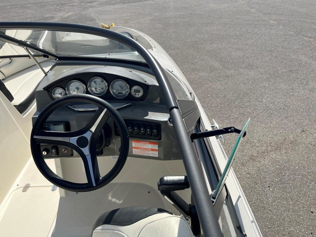 Stingray Boats STINGRAY 208LR  2020 à Charlemagne, Québec - 7 - w1024h768px