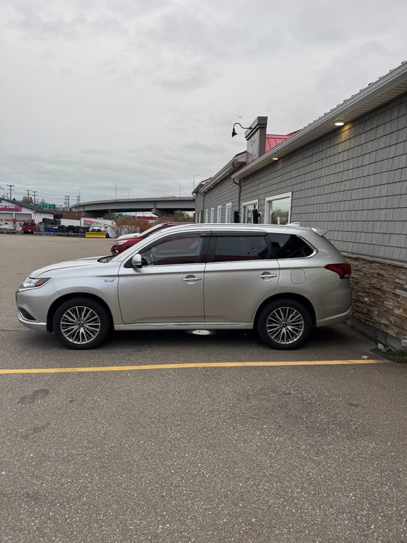 2020  OUTLANDER PHEV SEL in Saint John, New Brunswick - 2 - w1024h768px