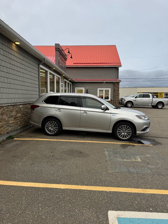 2020  OUTLANDER PHEV SEL in Saint John, New Brunswick - 5 - w1024h768px