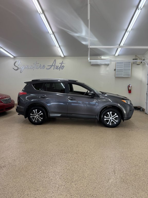 Toyota RAV4 LE 2017 à Saint John, Nouveau-Brunswick - 4 - w1024h768px