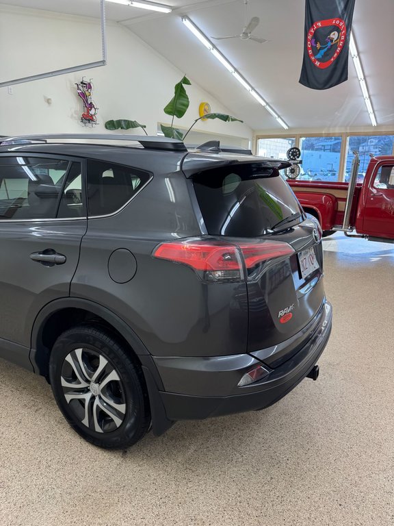 Toyota RAV4 LE 2017 à Saint John, Nouveau-Brunswick - 12 - w1024h768px