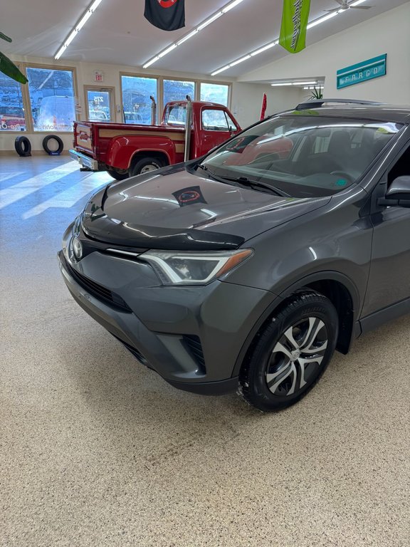 Toyota RAV4 LE 2017 à Saint John, Nouveau-Brunswick - 2 - w1024h768px