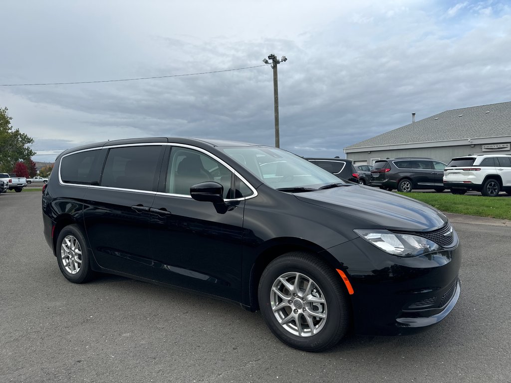 2024 Chrysler Grand Caravan SXT in Sussex, New Brunswick - 7 - w1024h768px