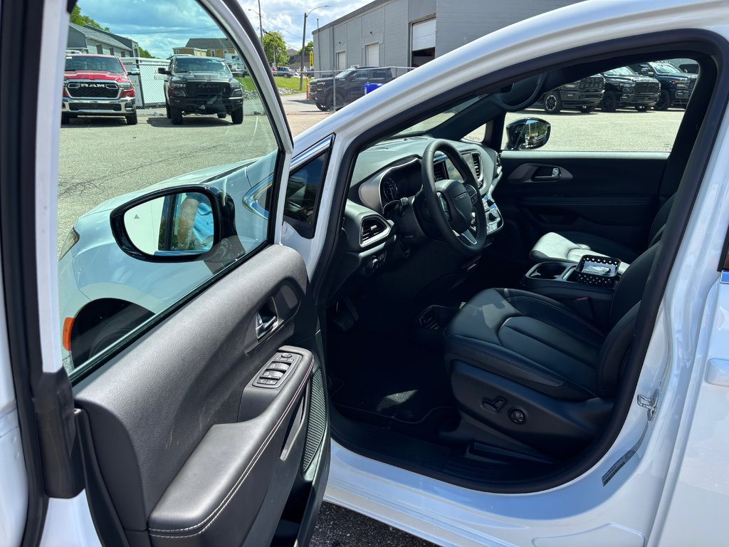 2027 Chrysler Grand Caravan SXT in Saint John, New Brunswick - 11 - w1024h768px