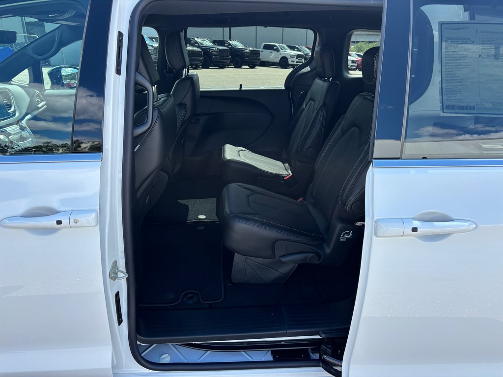 2027 Chrysler Grand Caravan SXT in Saint John, New Brunswick - 9 - w1024h768px