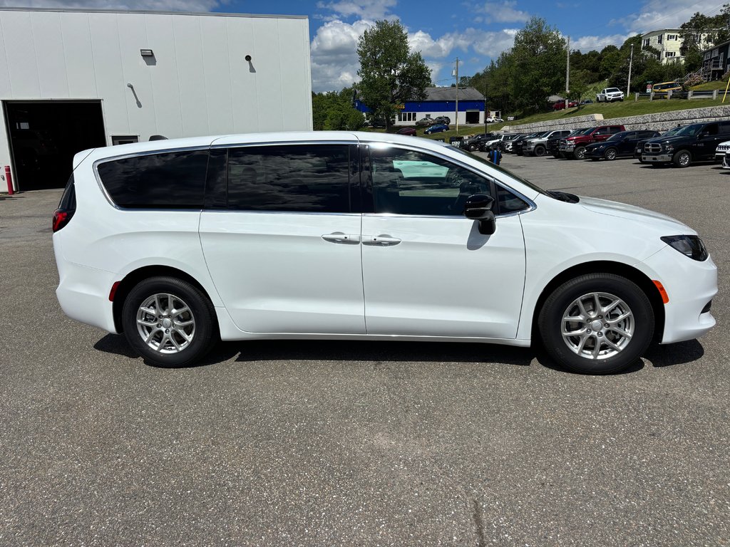 2027 Chrysler Grand Caravan SXT in Saint John, New Brunswick - 4 - w1024h768px