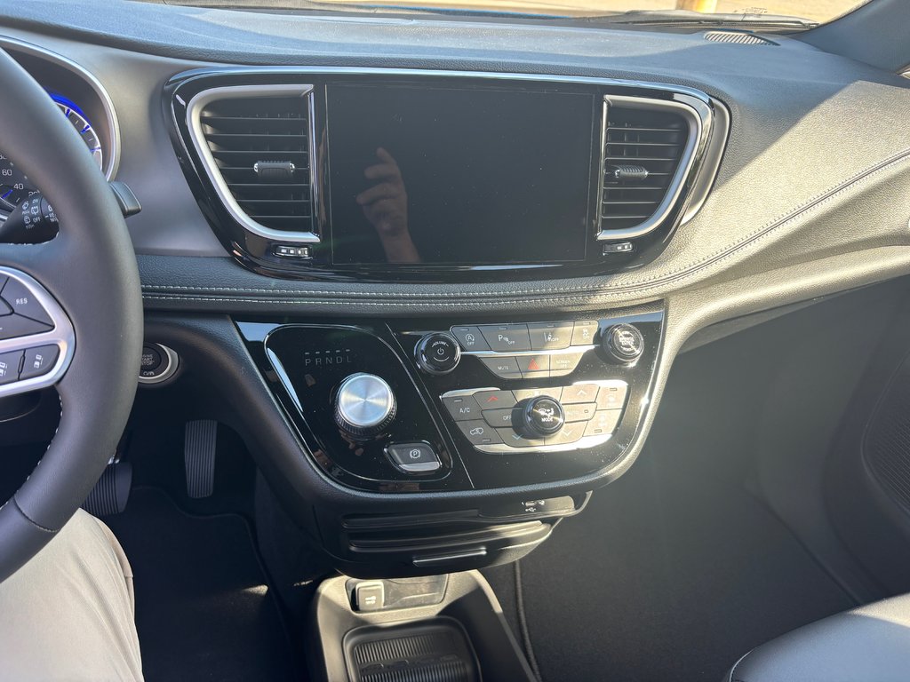 2027 Chrysler Pacifica SELECT in Saint John, New Brunswick - 11 - w1024h768px