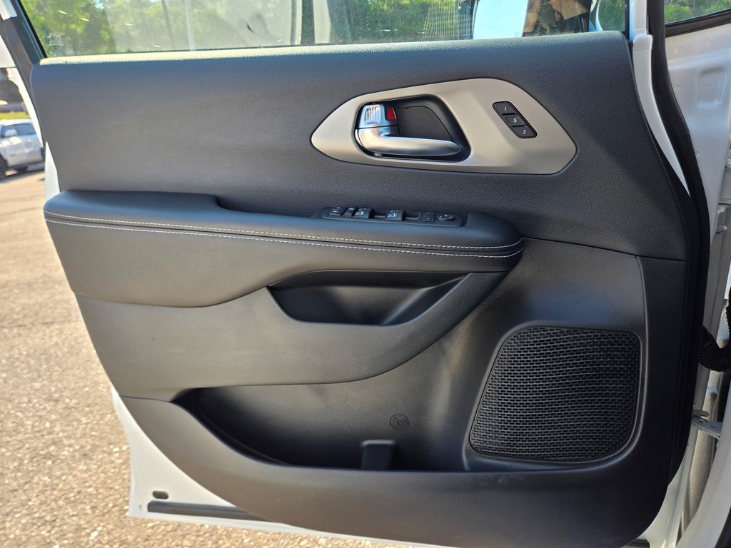 2027 Chrysler Pacifica SELECT in Saint John, New Brunswick - 10 - w1024h768px