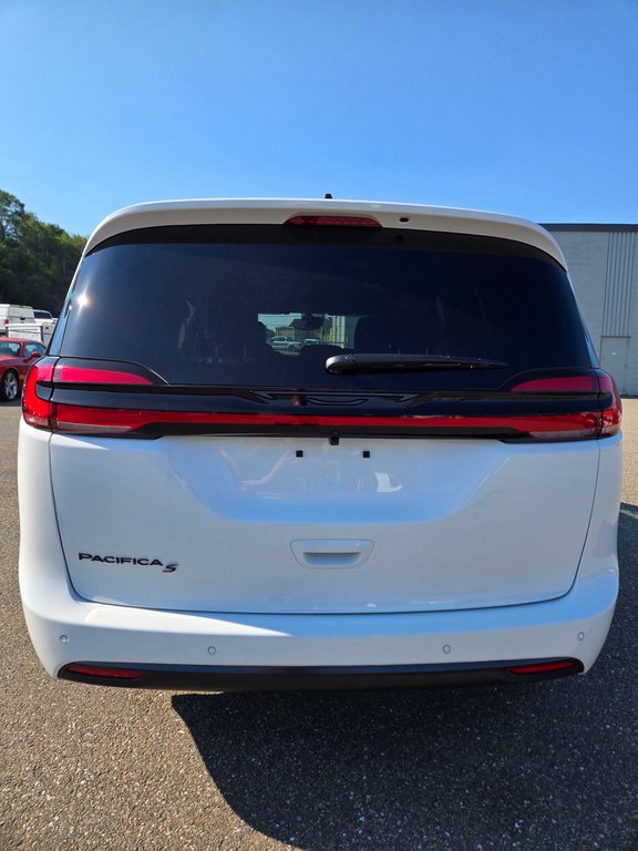 2027 Chrysler Pacifica SELECT in Saint John, New Brunswick - 4 - w1024h768px