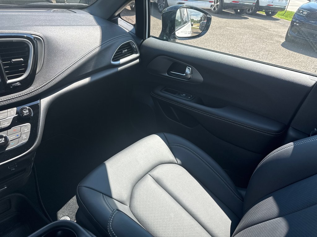 2027 Chrysler Pacifica SELECT AWD in Sussex, New Brunswick - 26 - w1024h768px
