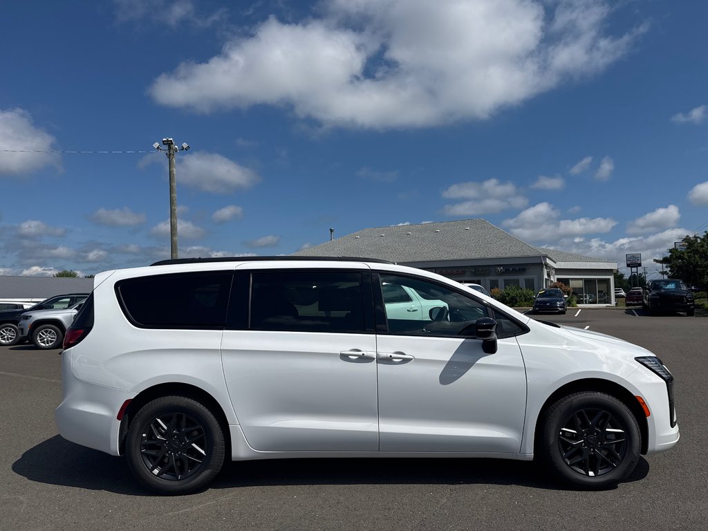 2027 Chrysler Pacifica SELECT AWD in Sussex, New Brunswick - 8 - w1024h768px