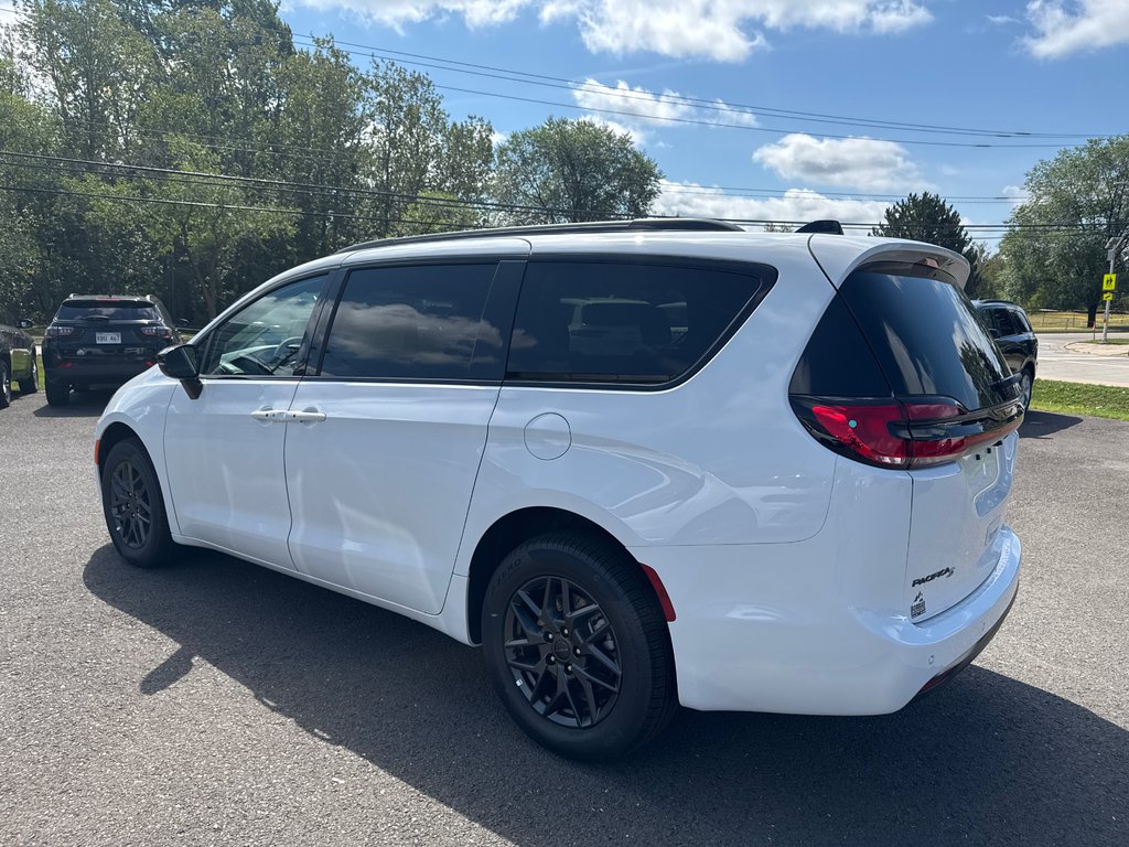 2027 Chrysler Pacifica SELECT AWD in Sussex, New Brunswick - 3 - w1024h768px