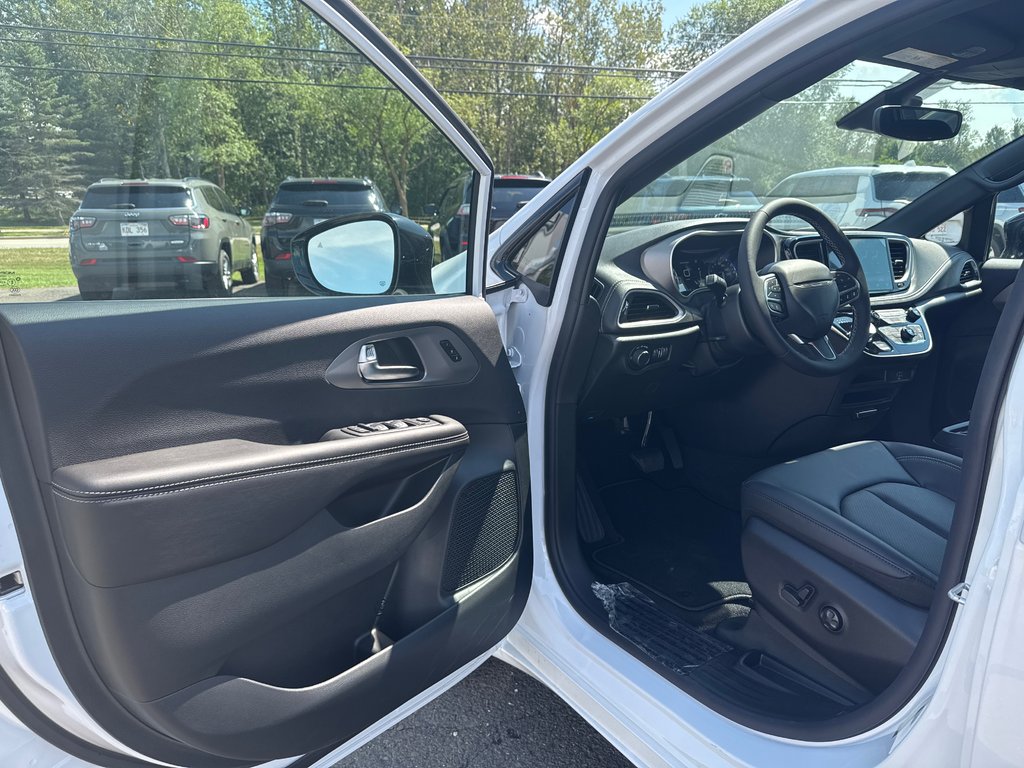 2027 Chrysler Pacifica SELECT AWD in Sussex, New Brunswick - 11 - w1024h768px