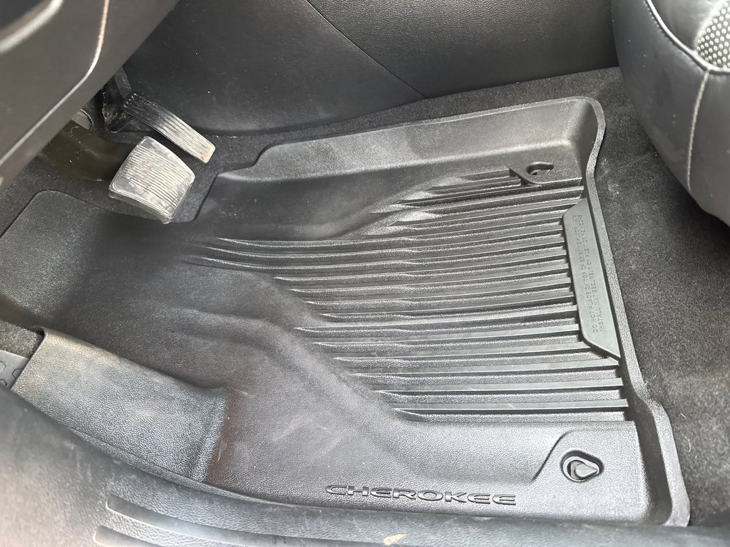 2021 Jeep Cherokee Altitude in Sussex, New Brunswick - 15 - w1024h768px