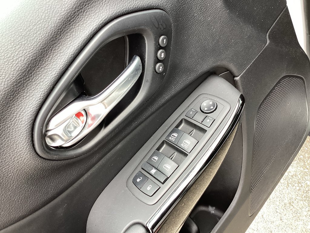Jeep CHEROKEE ALTITUDE 2023 à Saint John, Nouveau-Brunswick - 12 - w1024h768px