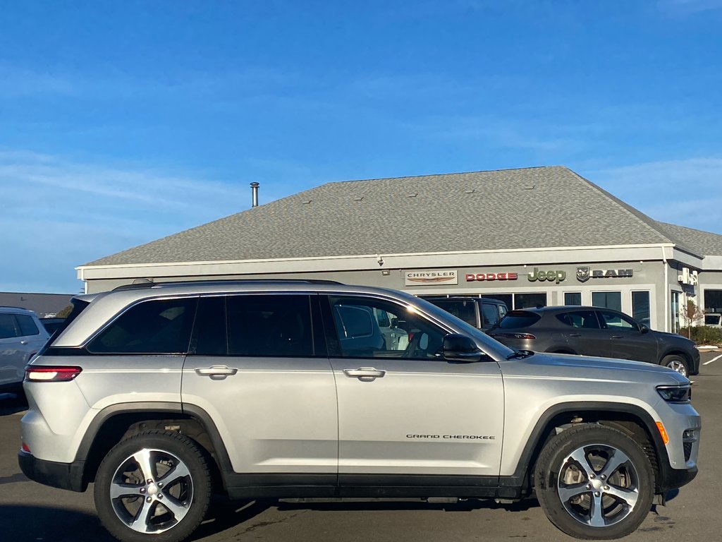 2022  Grand Cherokee 4xe BASE in Sussex, New Brunswick - 7 - w1024h768px
