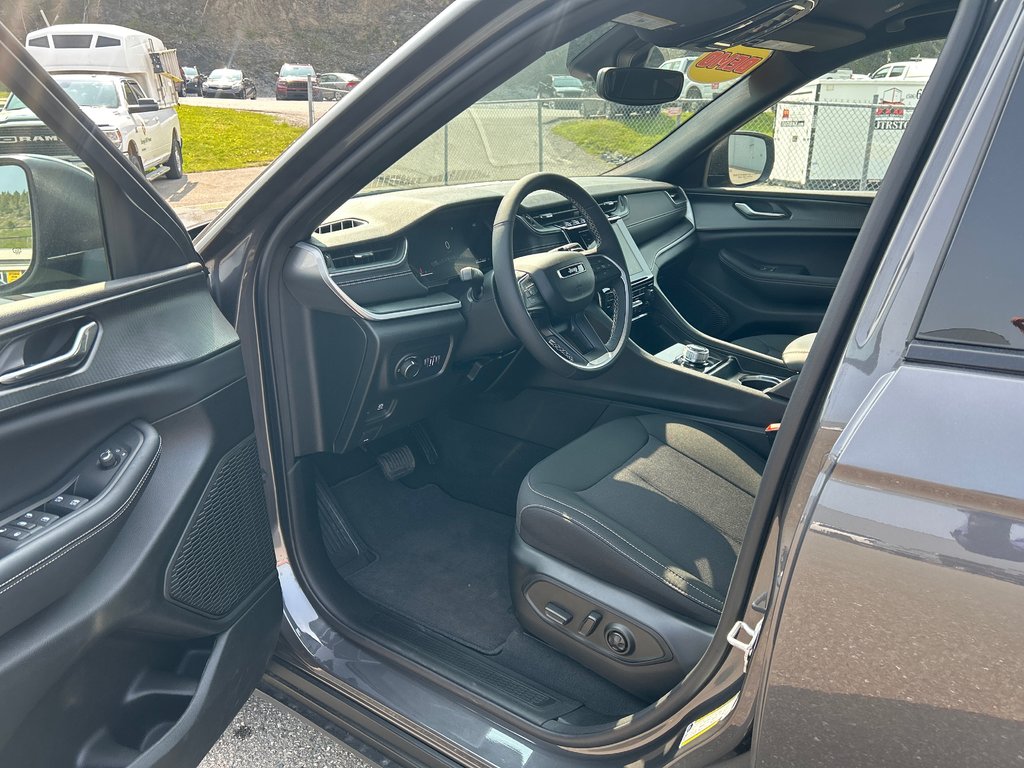 2024 Jeep Grand Cherokee L Laredo in Saint John, New Brunswick - 8 - w1024h768px