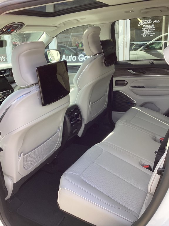 2023 Jeep GRAND CHEROKEE OVERLAND in Saint John, New Brunswick - 10 - w1024h768px