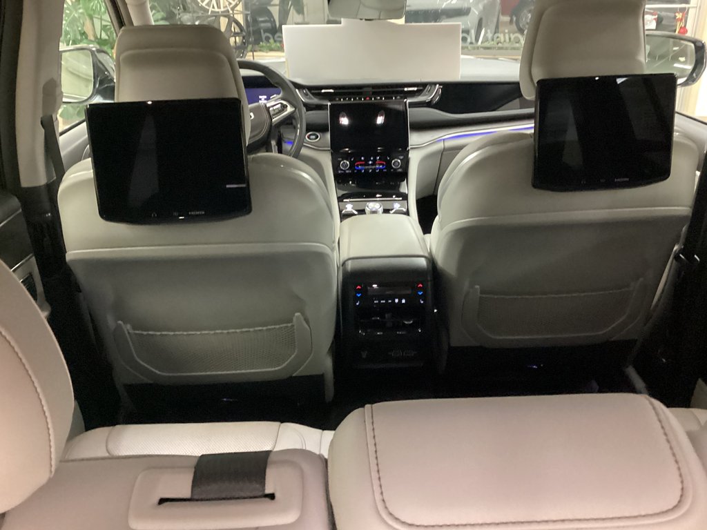 2023 Jeep GRAND CHEROKEE OVERLAND in Saint John, New Brunswick - 17 - w1024h768px