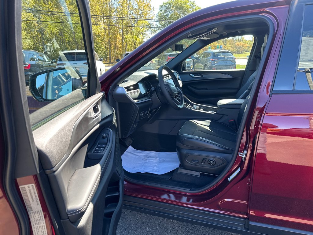 2025 Jeep GRAND CHEROKEE LAREDO ALTITUDE in Sussex, New Brunswick - 9 - w1024h768px