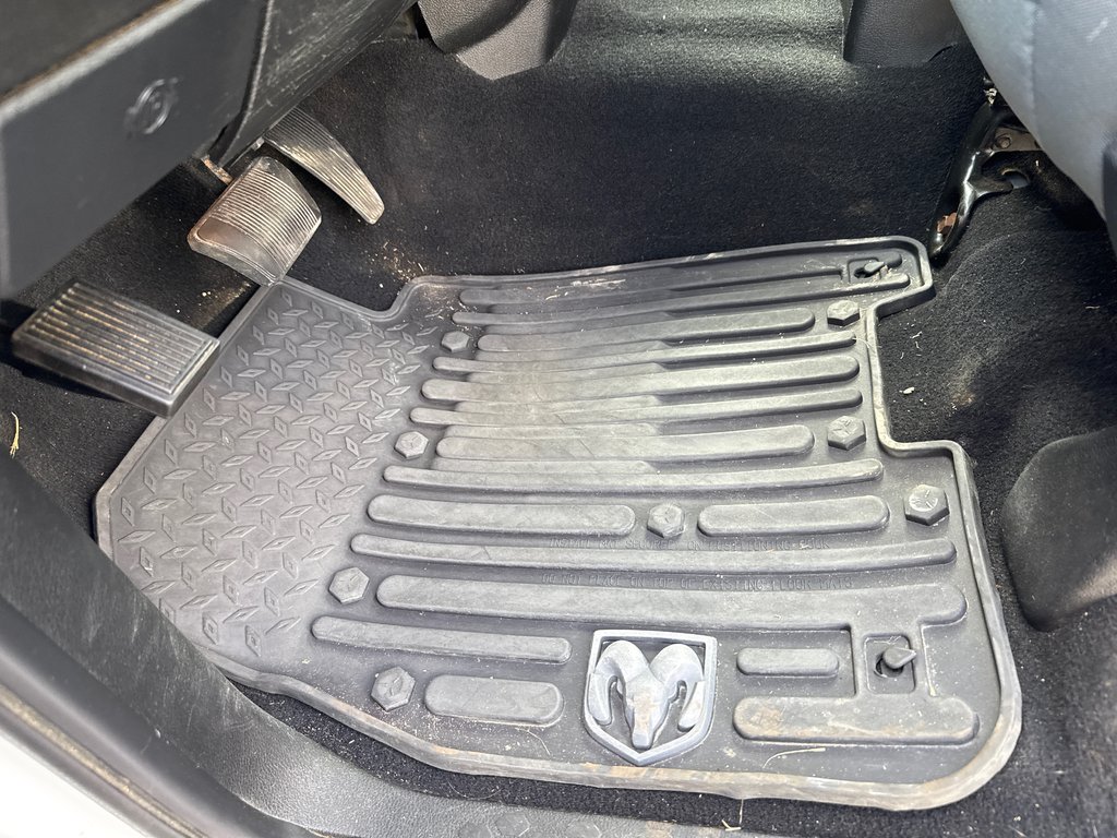 2019 Ram 1500 Classic SLT in Sussex, New Brunswick - 17 - w1024h768px