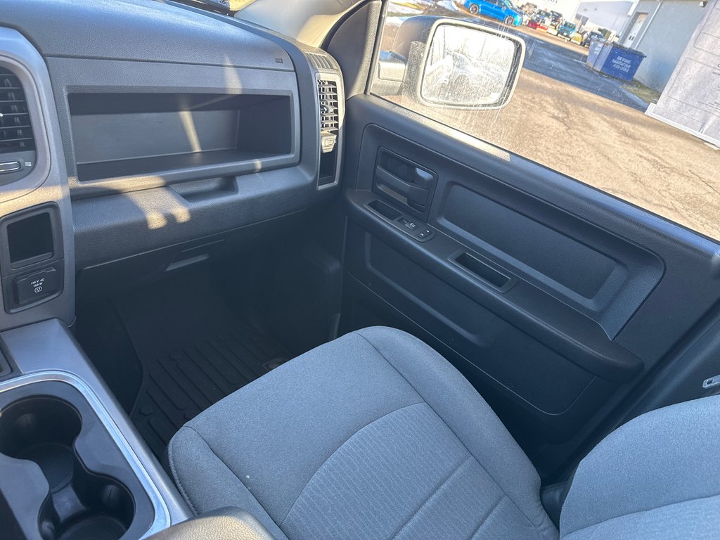 Ram 1500 Classic Express 2023 à Sussex, Nouveau-Brunswick - 30 - w1024h768px