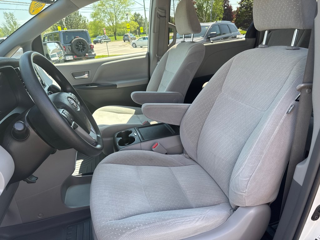 2019 Toyota Sienna AWD LE in Sussex, New Brunswick - 14 - w1024h768px