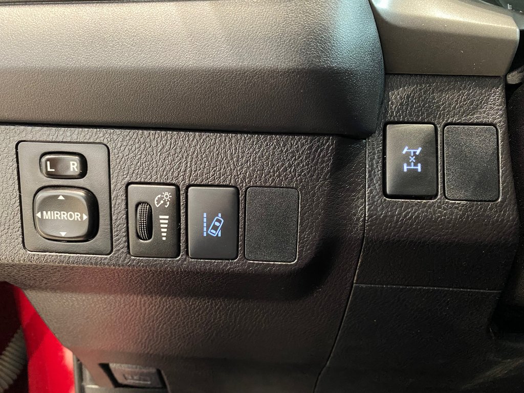 Winnipeg Hyundai 2018 Toyota RAV4 LE Lane departure alert, Pre