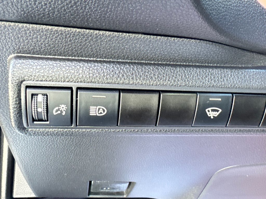 2021 Toyota COROLLA SE in Thetford Mines, Quebec - 26 - w1024h768px