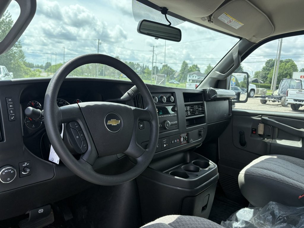 2025 Chevrolet Express Commercial Cutaway CUBE 12 PIEDS, V8 6.6L A GAS, CAMERA !!! in Plessisville, Quebec - 13 - w1024h768px