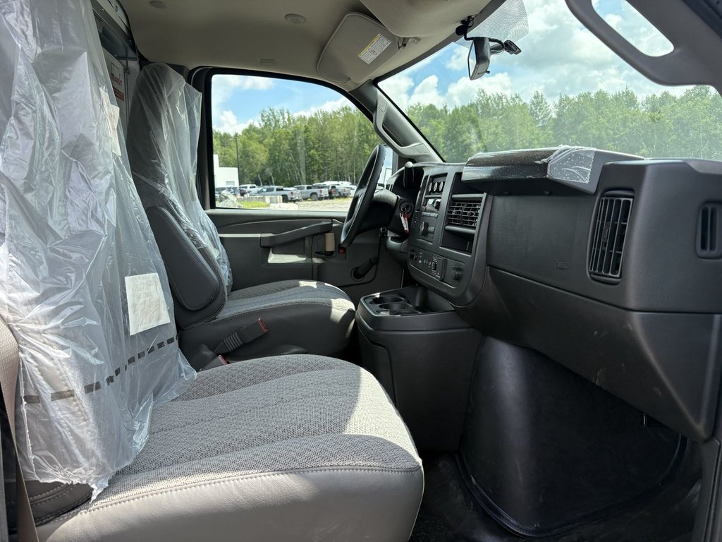 2025 Chevrolet Express Commercial Cutaway CUBE 12 PIEDS, V8 6.6L A GAS, CAMERA !!! in Plessisville, Quebec - 11 - w1024h768px