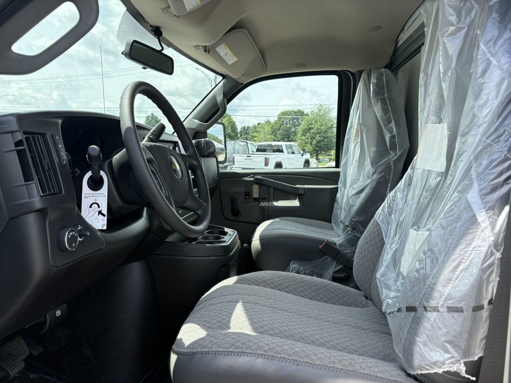 2025 Chevrolet Express Commercial Cutaway CUBE 12 PIEDS, V8 6.6L A GAS, CAMERA !!! in Plessisville, Quebec - 12 - w1024h768px