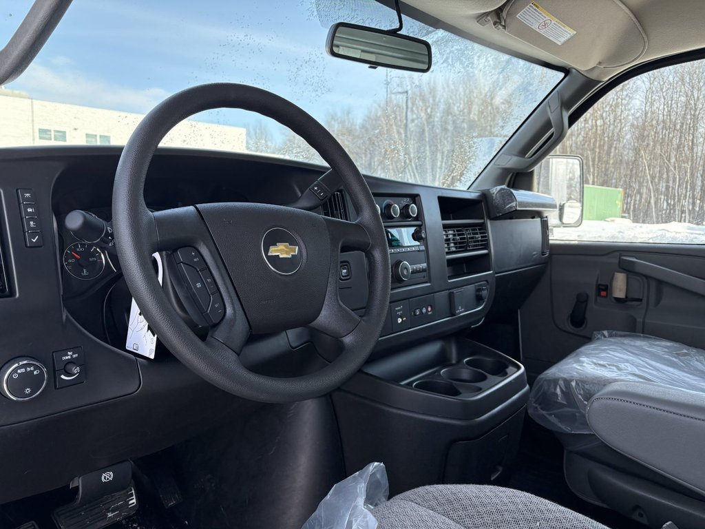 2025 Chevrolet Express Cutaway 3500 WT 139'' in Plessisville, Quebec - 14 - w1024h768px