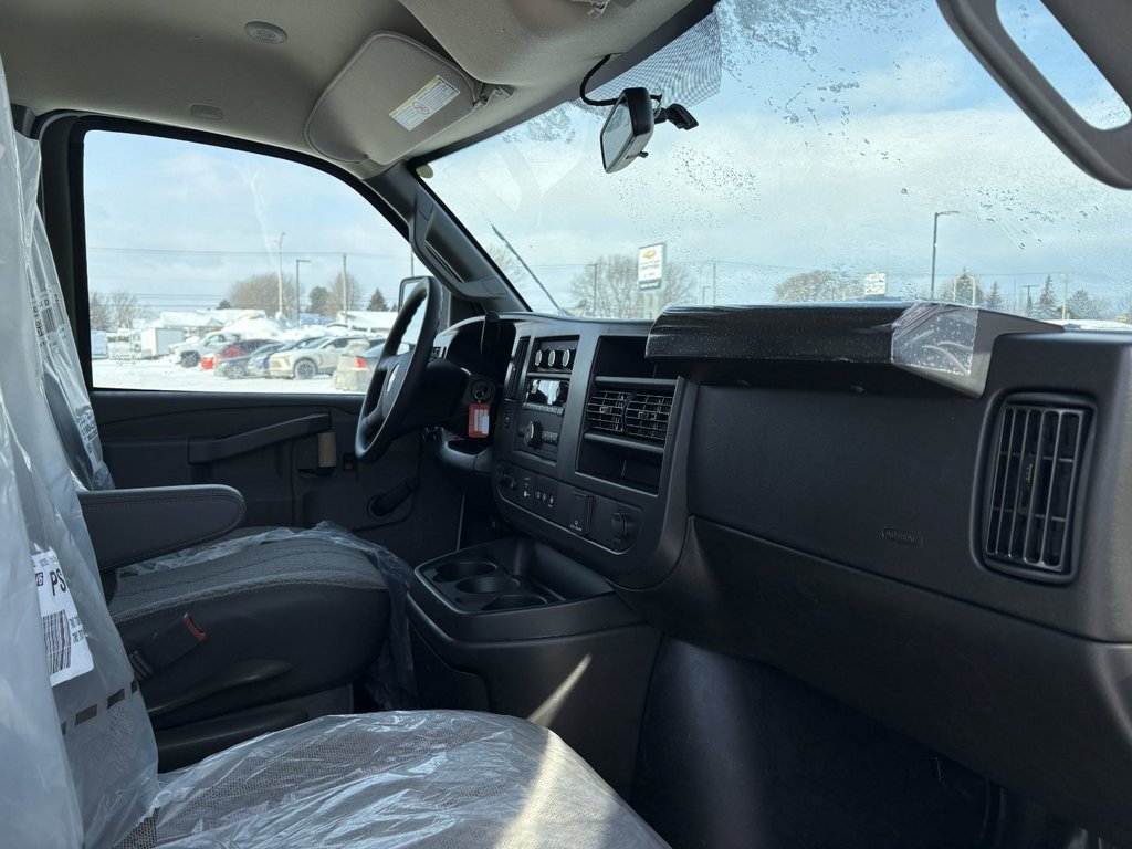 2025 Chevrolet Express Cutaway 3500 WT 139'' in Plessisville, Quebec - 13 - w1024h768px