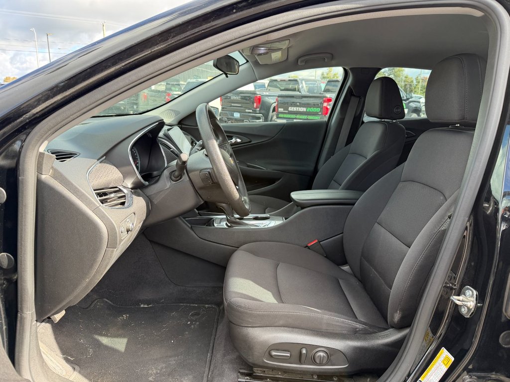 2019 Chevrolet Malibu in Victoriaville, Quebec - 12 - w1024h768px