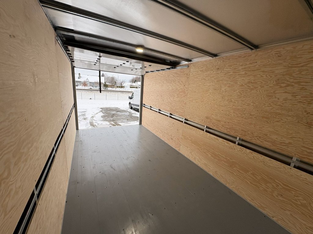 2024 GMC Savana Commercial Cutaway 4500, CUBE 16 PIEDS, V8 6.6L ESSENCE, DOULE ROUES! in Victoriaville, Quebec - 15 - w1024h768px