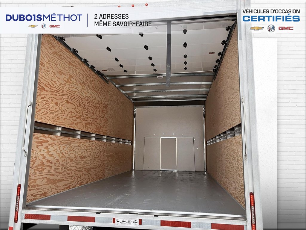 2024 GMC Savana Commercial Cutaway 4500, CUBE 16 PIEDS, V8 6.6L ESSENCE, DOULE ROUES! in Victoriaville, Quebec - 14 - w1024h768px