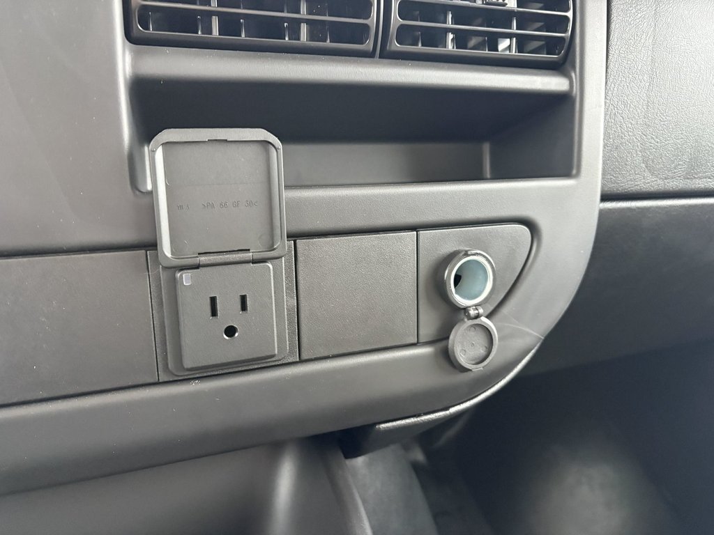 2024 GMC Savana Commercial Cutaway 4500, CUBE 16 PIEDS, V8 6.6L ESSENCE, DOULE ROUES! in Victoriaville, Quebec - 23 - w1024h768px