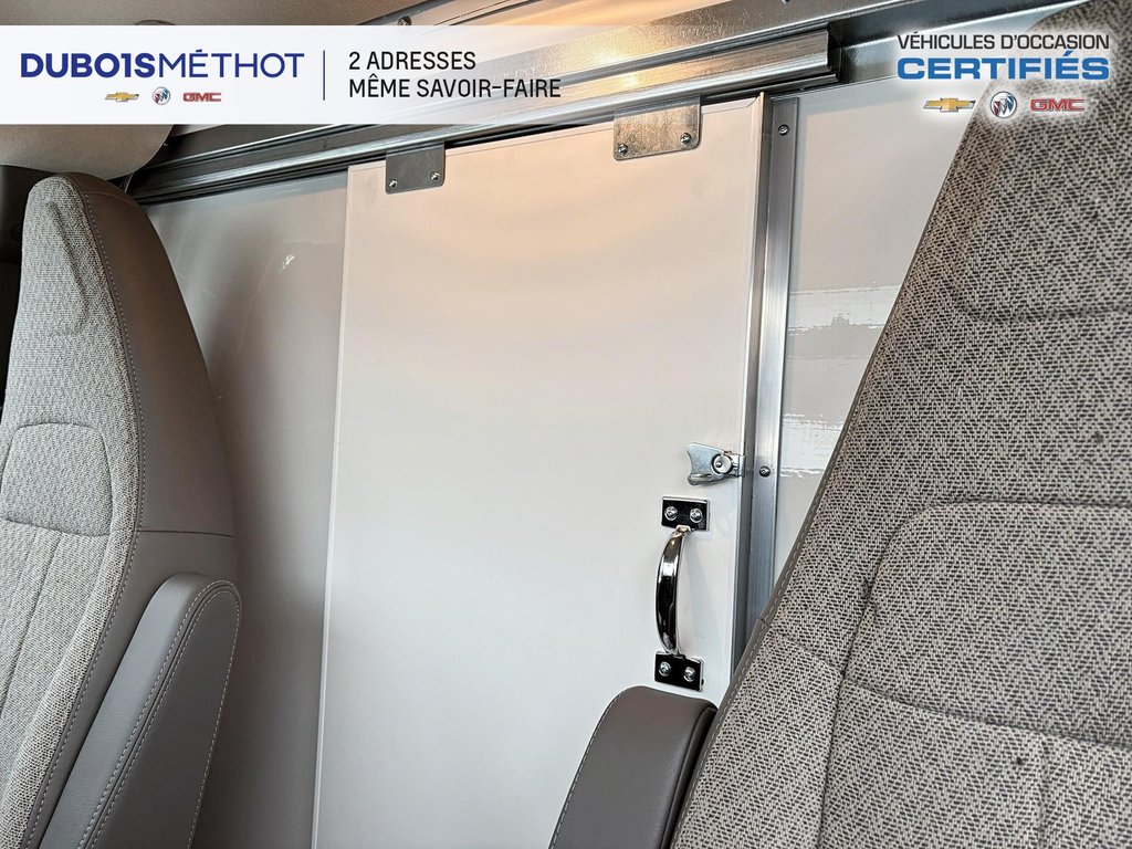 2024 GMC Savana Commercial Cutaway 4500, CUBE 16 PIEDS, V8 6.6L ESSENCE, DOULE ROUES! in Victoriaville, Quebec - 25 - w1024h768px